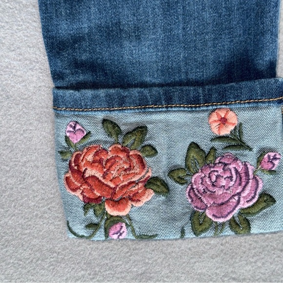 Stitch Star Women's Blue Cropped Jeans with Floral Embroidery Stretch size 8 - Picture 12 of 14